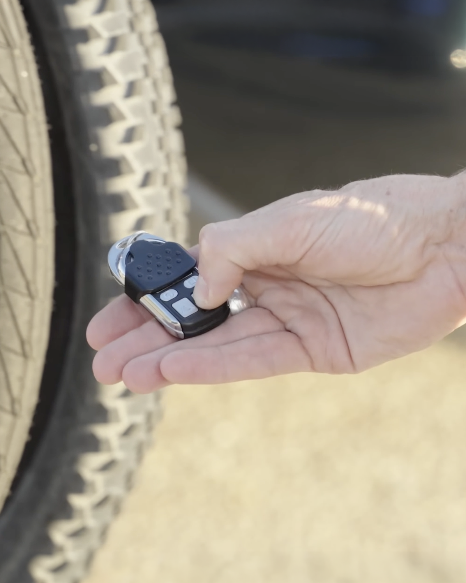 Lift Caddy – 12V Electric Hitch-Mounted Lift Assist